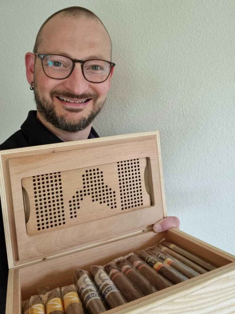 Thomas Kobel con l'humidor NaniManu e 25 sigari