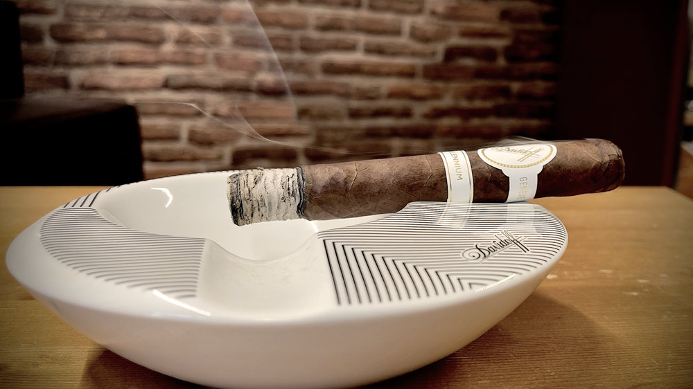 The ash is stable and firm in the Davidoff Millennium Toro in the first half. From the second half, it breaks off a little faster.