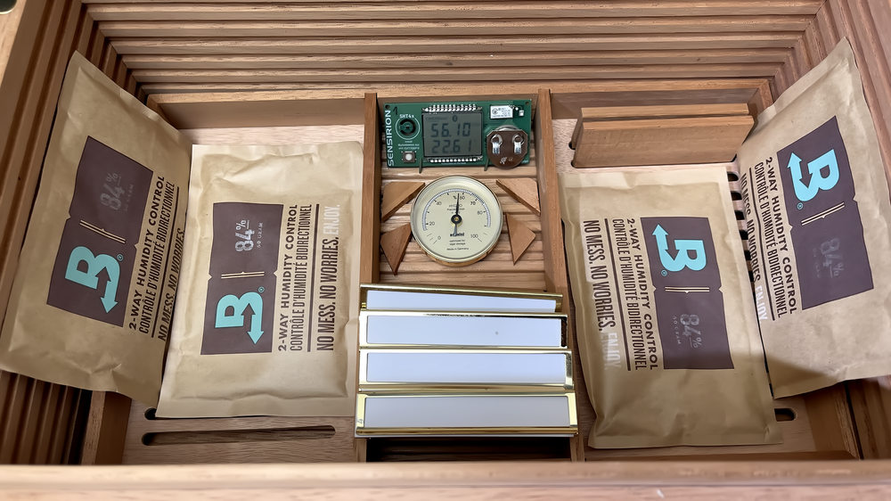 I put all the accessories in the humidors so that everything is humidified. The lid remains closed for 14 days. Boveda Starter Kit.