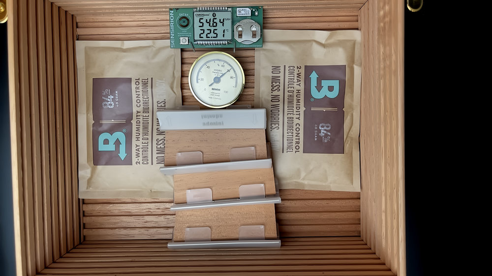 In the small humidor, the hygrometer displayed 70% humidity right from the start. Even after about 15 minutes, when the photos were taken, the display had not changed. Both humidors are equipped with SENSIRION sensors. I can monitor them via Bluetooth on my cell phone. Boveda Starter Kit.