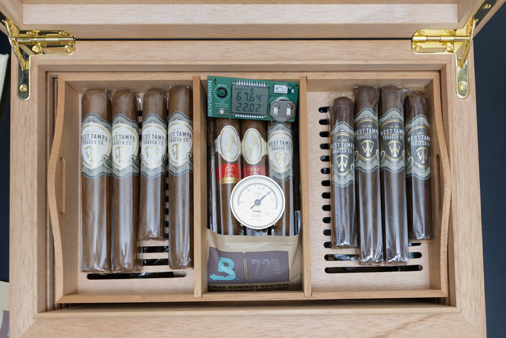 Large humidor with approx. 100 cigars of various sizes. The humidity drops immediately after opening. One bag of Boveda 72% is sufficient.