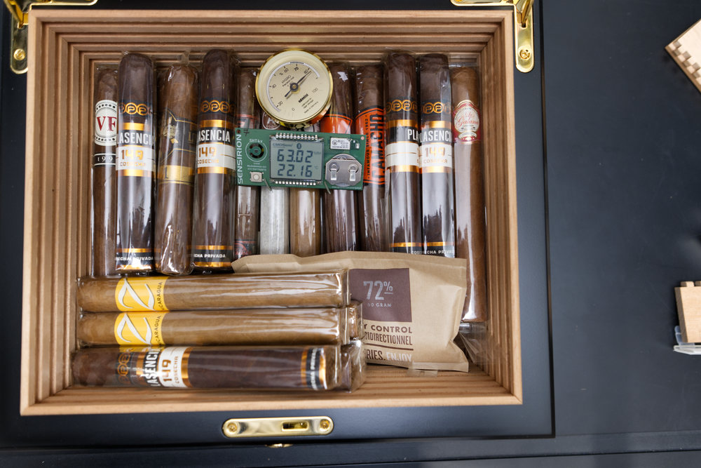 Small humidor for approx. 36 cigars of different sizes. Here too, the humidity drops immediately after opening. Here too, one bag of Boveda with 72% is sufficient.
