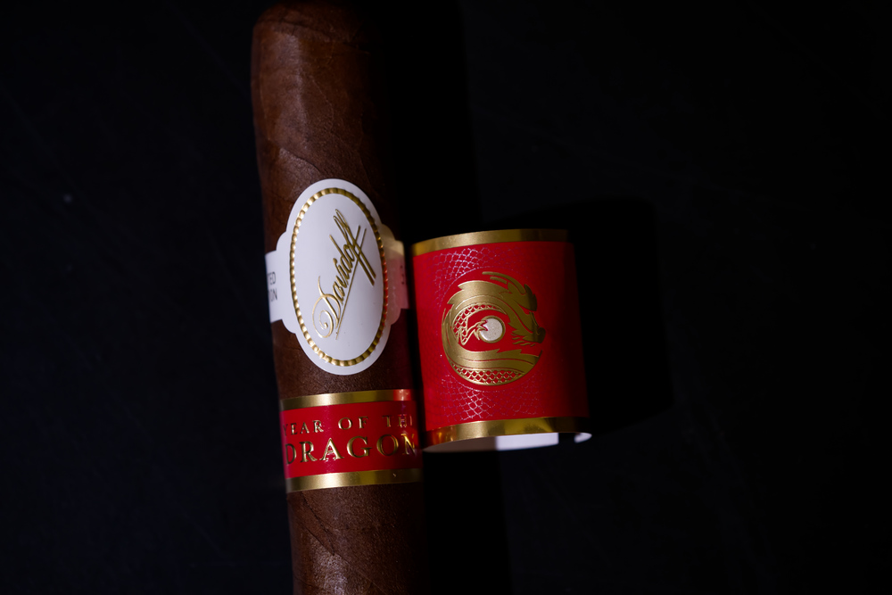 Das Zigarrenband mit dem Drachensymbol bedeckt den Fuß der Zigarre. Das Band ist sauber gedruckt.