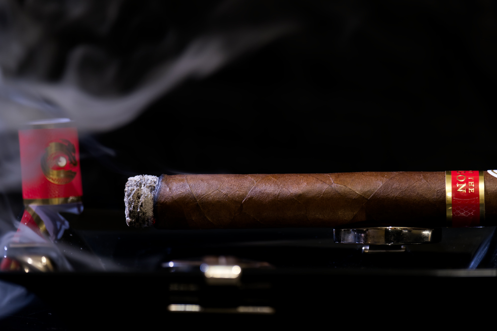 Schon wenige Minuten nach dem das Deckblattes mit von der Partie ist, merkt man den Unterschied: Die Zigarre wird "runder" und "weicher" im Geschmack und erhält noch mehr Geschmacksnuancen.