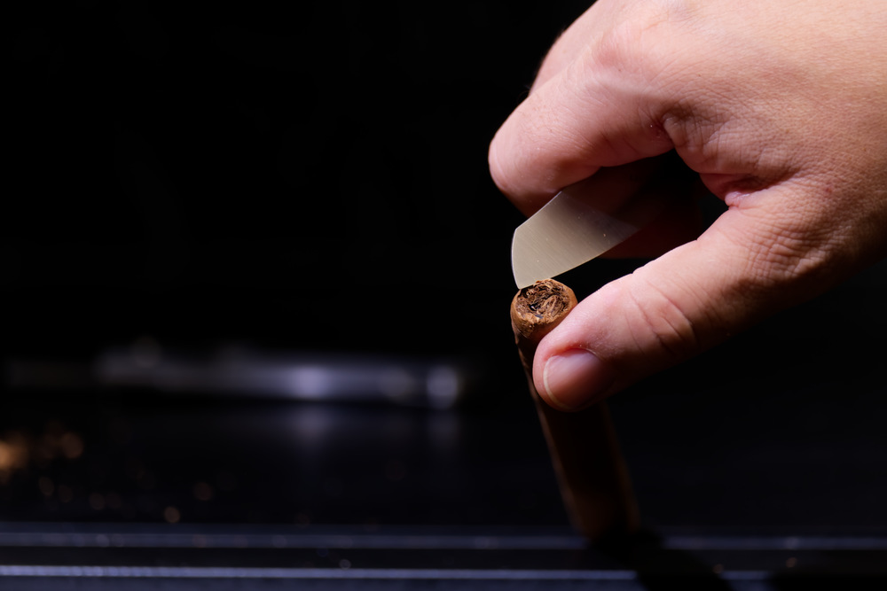 Obwohl die Klinge sehr scharf ist, wird die Zigarre leicht gequetscht. Das Entfernen des oberen Teils der Kappe hat den Vorteil, dass die Zigarre nicht zerdrückt wird.