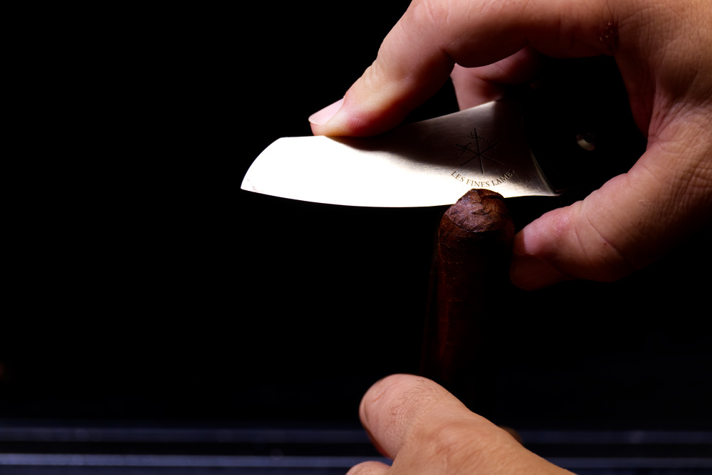 Avec le couteau, tu peux aussi faire la coupe en V. Il suffit de faire deux incisions.