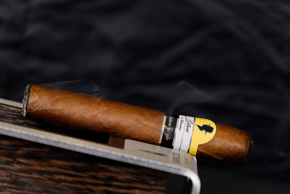 La combustione è stata esemplare su due dei sigari. Su un esemplare, la fiamma ha dovuto correggere di tanto in tanto la bruciatura storta o a onda.Revolution Style by Gilbert de Montsalvat Cigars Recommendation.
