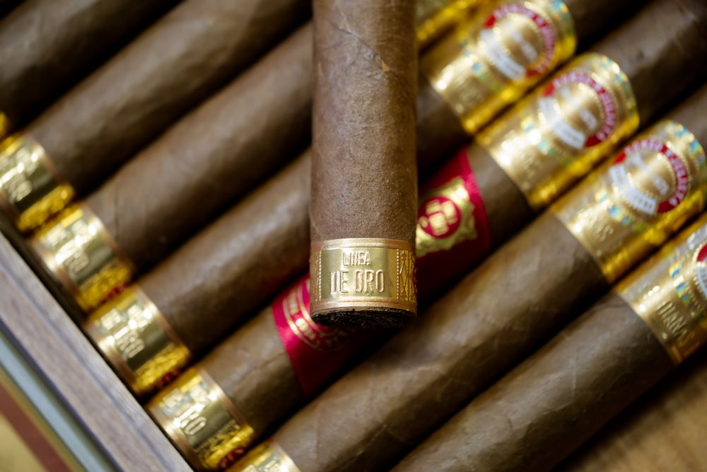 A second ring adorns the base of the cigar. It is perfectly attached and can be easily removed without leaving any residue or damaging the wrapper leaf. Romeo Y Julieta Linea De Oro Dianas
