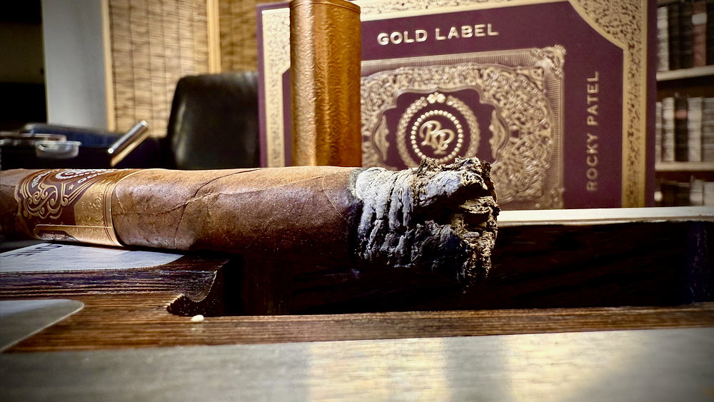 Passierte bei einem Exemplar zu Beginn, ohne den Geschmack zu stören: Die Asche brach auf. Nach dem Abaschen passierte es nicht wieder. Review Rocky Patel Gold Label