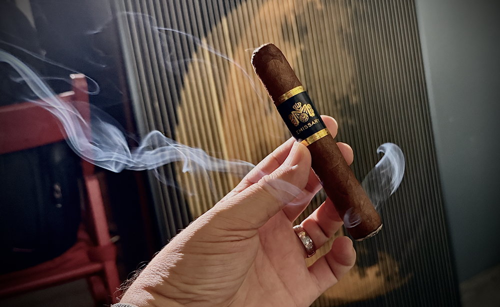 La nota d'ambiente, cioè il profumo del fumo, è piacevolmente speziata. Recensione Macanudo Emissary Espana