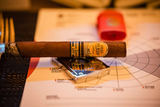 An arrangement of consummate elegance - made possible by the sponsors: S.T. Dupont with the fine cutter and Vasilij Ratej with the matured cigars - a Quay d'Orsay Edición Limitada 2019 and a Juan Lopez Selección Especial LCDH 2021.