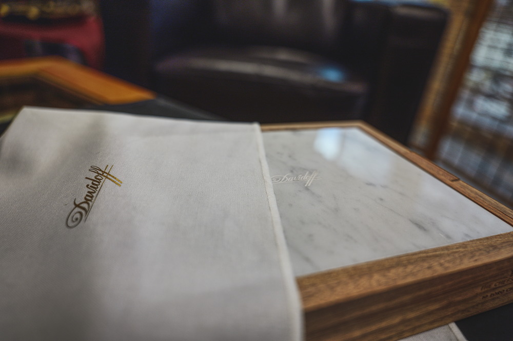 Reseña Davidoff Chefs Edition 2025: hasta el nombre promete. La atención al detalle es impresionante: una placa de mármol adorna la tapa y una fina funda protectora de tela rodea la caja, que recuerda a un mantel o a una elegante servilleta.