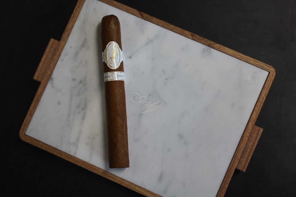 La sedosa hoja de la envoltura brilla en un cálido color Colorado. La caja con la placa de mármol en la tapa es una obra de arte en sí misma: elaborada con precisión, sólida, elegante.