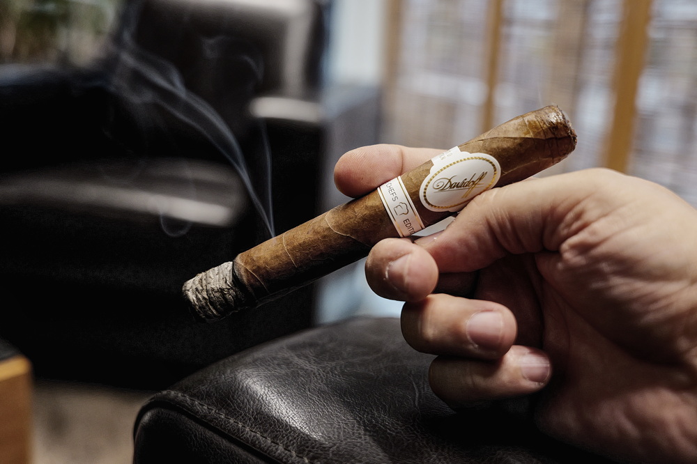 Un tabaco híbrido de la República Dominicana aporta un cierto frescor difícil de describir. También hay un tabaco Piloto que ha madurado durante cinco años en pacas de Yagua. La técnica tradicional de Yagua es nueva para Davidoff.