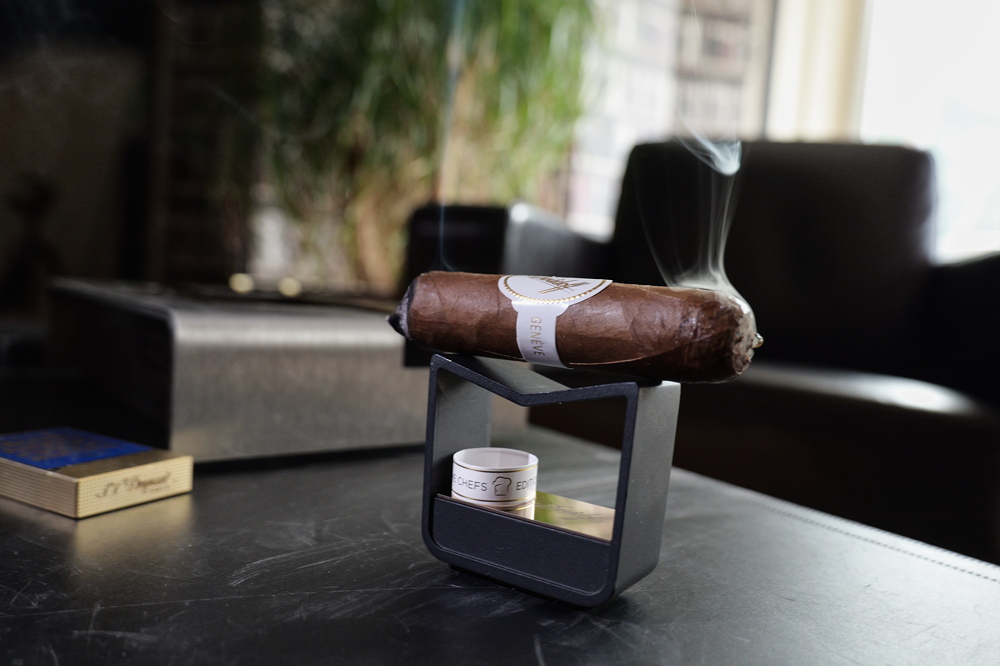 Chaque bouffée reste onctueuse et contrôlée. L'umami augmente fortement, un beau "mélange" de poivre léger associé à une épice discrète.