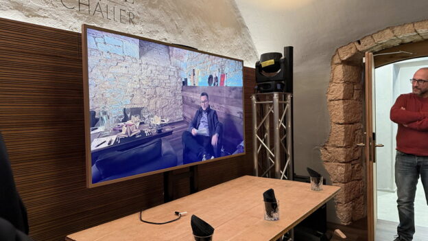 El Presidente del Cigar Club Sonne Sissach da la bienvenida a los participantes. No, ¡no es una academia ni un encierro! Vivimos el estreno con una conexión en directo con la sala de fumadores del club. Las dos salas están una al lado de la otra.