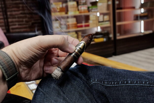 Dès la première bouffée, je me suis dit : "Holla - c'est un blend très particulier". Je n'ai lu la fiche d'information, que Davidoff a eu la gentillesse de mettre à ma disposition, qu'après le troisième exemplaire de test. Et c'est là que j'ai compris : Je comprends maintenant ce qui rend ce blend si spécial. Tu trouveras l'explication ci-dessus.