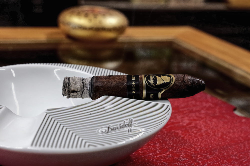 Die Asche ist kompakt und stabil. Review Davidoff Late Hour Winston Churchill Belicoso