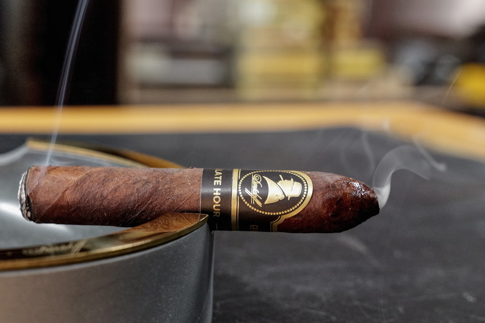 Hier ein Foto eines anderen Exemplars: Der Rauch ist cremig und würzig – und alle vier Exemplare waren hervorragend balanciert. Ich bin wirklich begeistert. Review Davidoff Late Hour Winston Churchill Belicoso