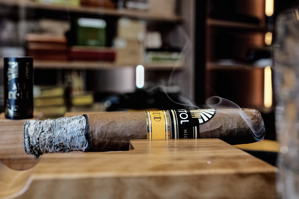 The ash is compact and lasts a long time.