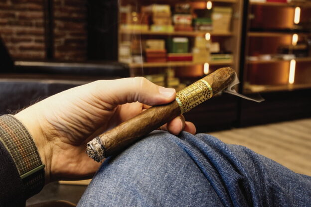 At first I was disappointed by the slightly misshapen roll. But the flavour of this decades-old tobacco is exceptional - the original sea apple Cameroon wrapper has matured for over 50 years.