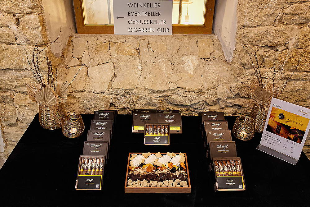 Die sensorischen Puzzleteile liegen bereit: Der exklusive Präsentationstisch im historischen Gemäuer der Sonne Sissach. Neben den verschiedenen Formaten der Davidoff Puro Dominicano wartet bereits das Degustationstablar mit dunkler Schokolade, Trockenfrüchten, Biskuit, Baiser und Rohrzucker mit all ihren feinen Kontrasten auf ihren Einsatz.