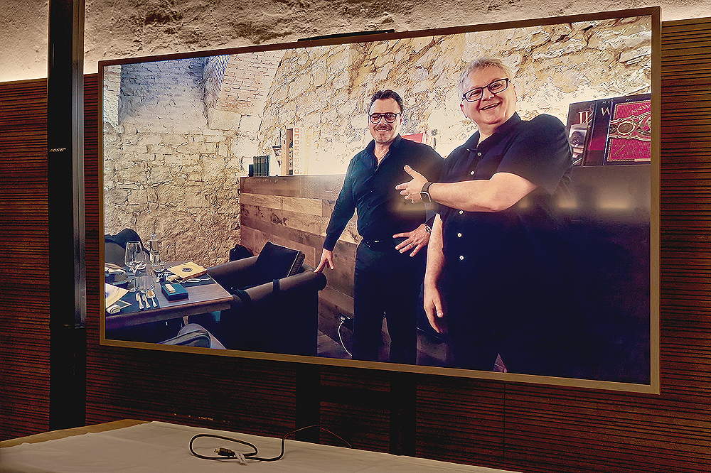 Testlauf für das sensorische Gewitter: Enrico Gunde und Vasilij Ratej prüfen die Live-Schaltung auf den großen Bildschirm. Das Urteil? Technik läuft perfekt.