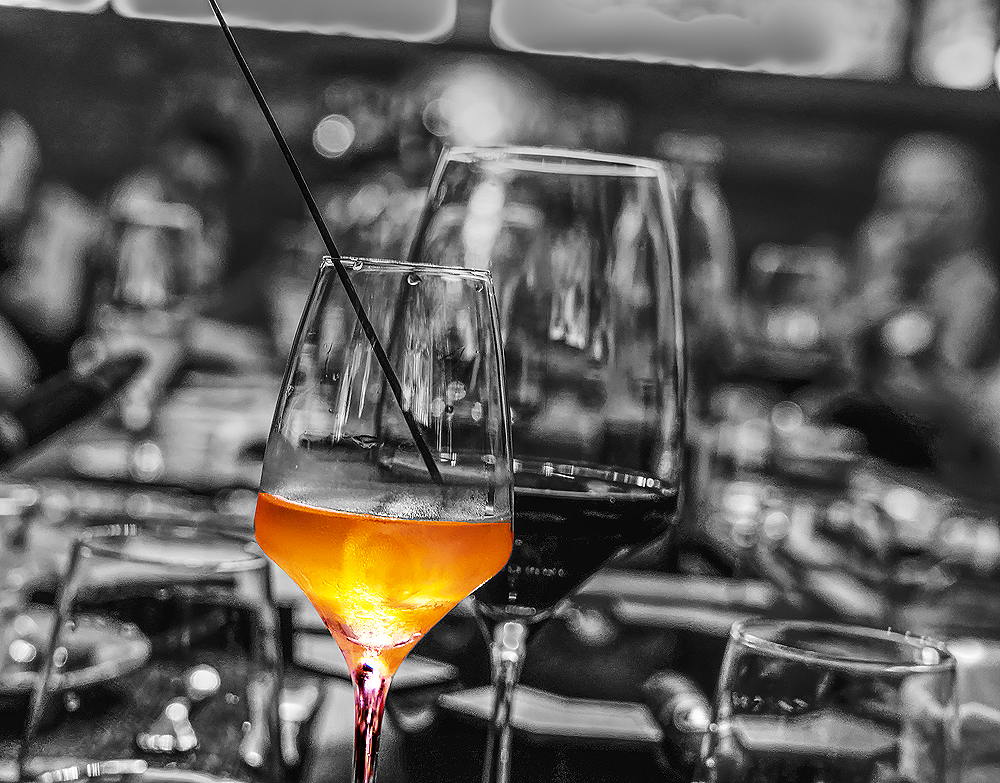 Ein bernsteinfarbener Akzent im Fokus: Der eigens kreierte Bernstein-Sünneli-Cocktail sticht in leuchtendem Kontrast hervor. Mit seiner feinen Balance aus Süße, Säure und einem Hauch Salz bildete er die überraschende und perfekte Harmonie zur zweiten Hälfte der Zigarre.