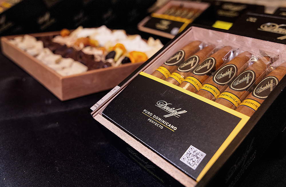 Die Königsklasse der Rollkunst: Die Davidoff Puro Dominicano Perfecto präsentiert sich in ihrer charakteristischen, geschwungenen Form. Ein Meisterwerk aus dominikanischen Tabaken, das gleich mit einem meisterhaften Schrägschnitt angeschnitten wird.