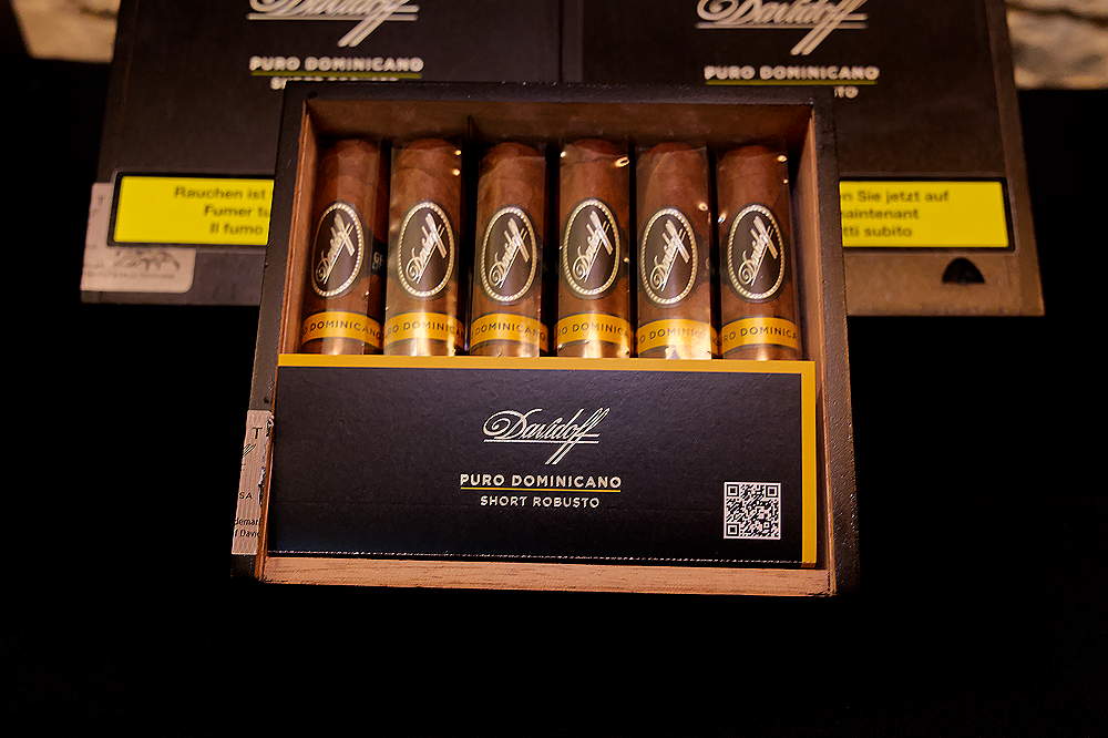Kompakte Intensität: Die Davidoff Puro Dominicano im Short Robusto-Format liegt bereit, um mit ihren tiefen Röstaromen und ihrer dichten Cremigkeit den Gaumen der Aficionados im Sturm zu erobern. Doch nicht an diesem Abend. Denn heute gab's die PERFECTO zum Genussrauchen und die Corona Larga zum mitnehmen.