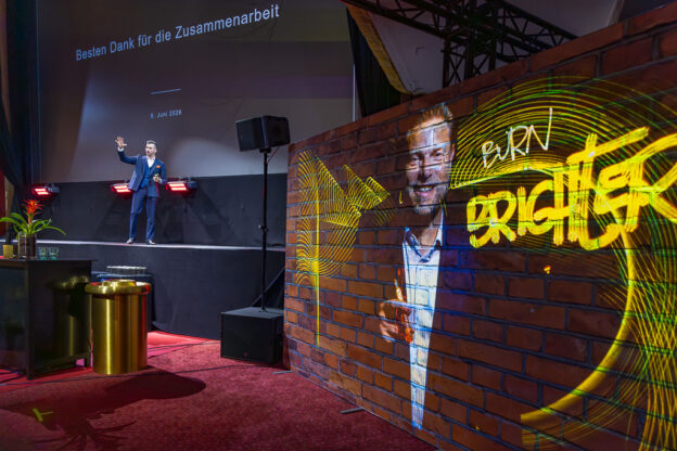 Un ricordo di una giornata speciale. L'installazione realizzata ha unito fotografia, arte luminosa e messaggi di saluto personali. Un ricordo creativo dell'evento per i rivenditori Svizzera 2026.