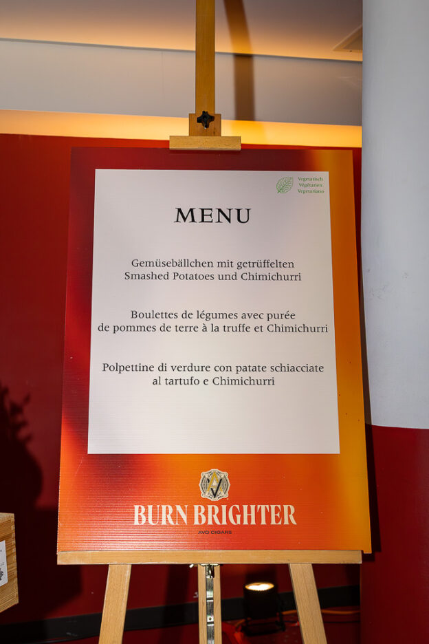 Versione vegetariana del primo piatto principale. Per gli ospiti vegetariani, il team di cucina ha servito polpettine di verdure con purè di patate al tartufo e chimichurri.