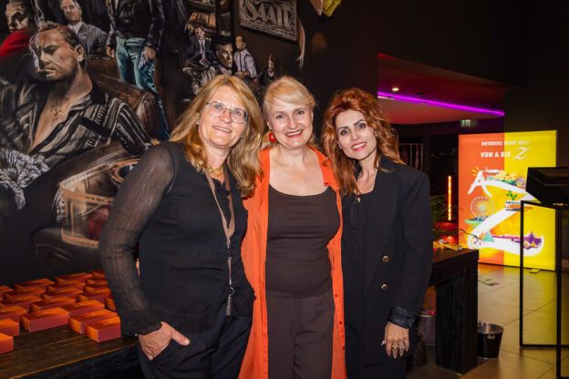 Tre donne, una passione. L'affascinante servizio sigari di Oettinger Davidoff presente all'evento.