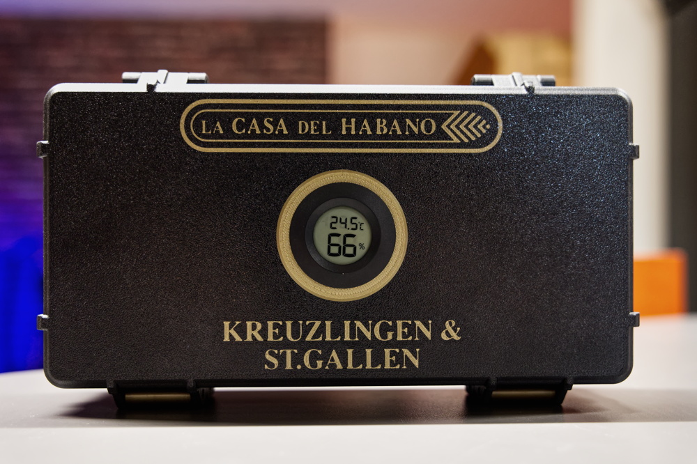 Der Omnidor Reisehumidor verbindet modernes 3D-Druck-Design mit klassischer Zigarrenkultur. Das integrierte Hygrometer zeigt jederzeit Temperatur und Luftfeuchtigkeit an. Ein integrierter Dichtungsring und stabile Verschlüsse sorgen für eine zuverlässige Versiegelung. Deine Zigarren bleiben sicher, trocken und geschützt.