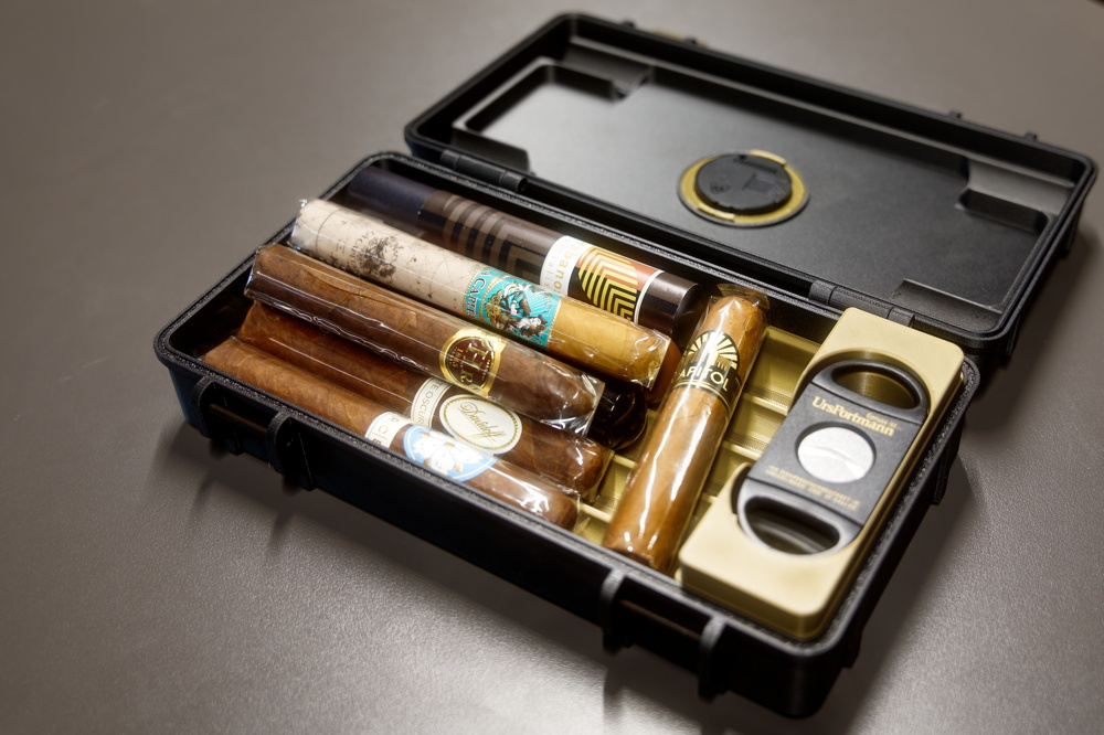 Der Omnidor ist nicht nur für Habanos gedacht. Auch Non-Kuba-Zigarren reisen darin sicher und komfortabel. Robust geschützt und jederzeit griffbereit.