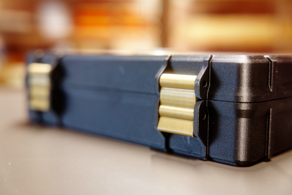 Sollte ein Bauteil nach intensiver Nutzung verschleissen, muss nicht gleich der gesamte Reisehumidor ersetzt werden. Scharniere, Verschlüsse und weitere Komponenten lassen sich einzeln nachbestellen und mit wenigen Handgriffen austauschen. Ein durchdachtes Konzept, das Langlebigkeit über Wegwerfmentalität stellt.