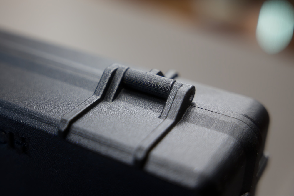 Ein Blick auf das Scharnier zeigt, mit welcher Präzision der Omnidor gefertigt wird. Die Drucklinien sind gleichmässig, die Kanten sauber ausgeführt und die Bauteile wirken erstaunlich hochwertig. Wer bei 3D-Druck an grobe Oberflächen oder improvisierte Bastellösungen denkt, wird hier eines Besseren belehrt. Die Verarbeitungsqualität ist beeindruckend und unterstreicht den Anspruch, ein langlebiges und professionelles Produkt zu schaffen.