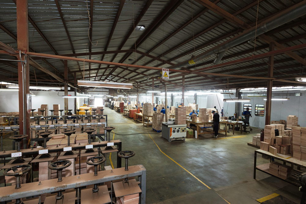 Lo stabilimento di produzione di casse presso la sede produttiva di Danlí, in Honduras.