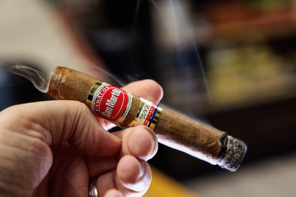The SAN MARTÍN Robusto burns evenly and impressed in the test with a smooth, consistent burn.