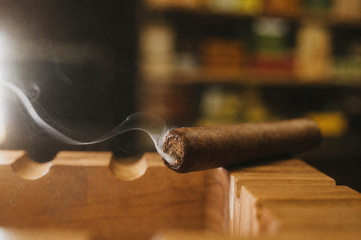 Structure de la fumée : au début, la fumée est moyennement dense. Sa densité augmente dès la première moitié, puis s'épaissit encore davantage dans la seconde moitié.