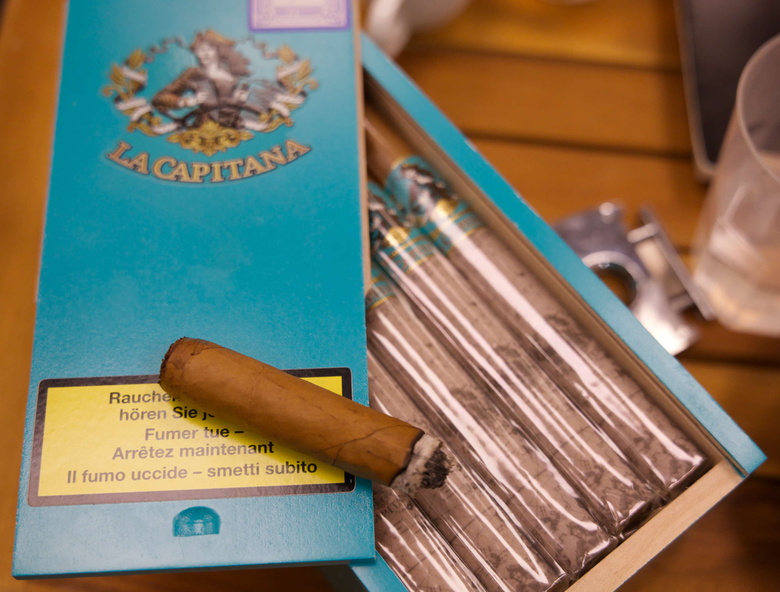 The answer was right there on the table: LA CAPITANA Churchill by Villiger! Earlier, the group had estimated its value at between CHF 14.00 and CHF 29.00.