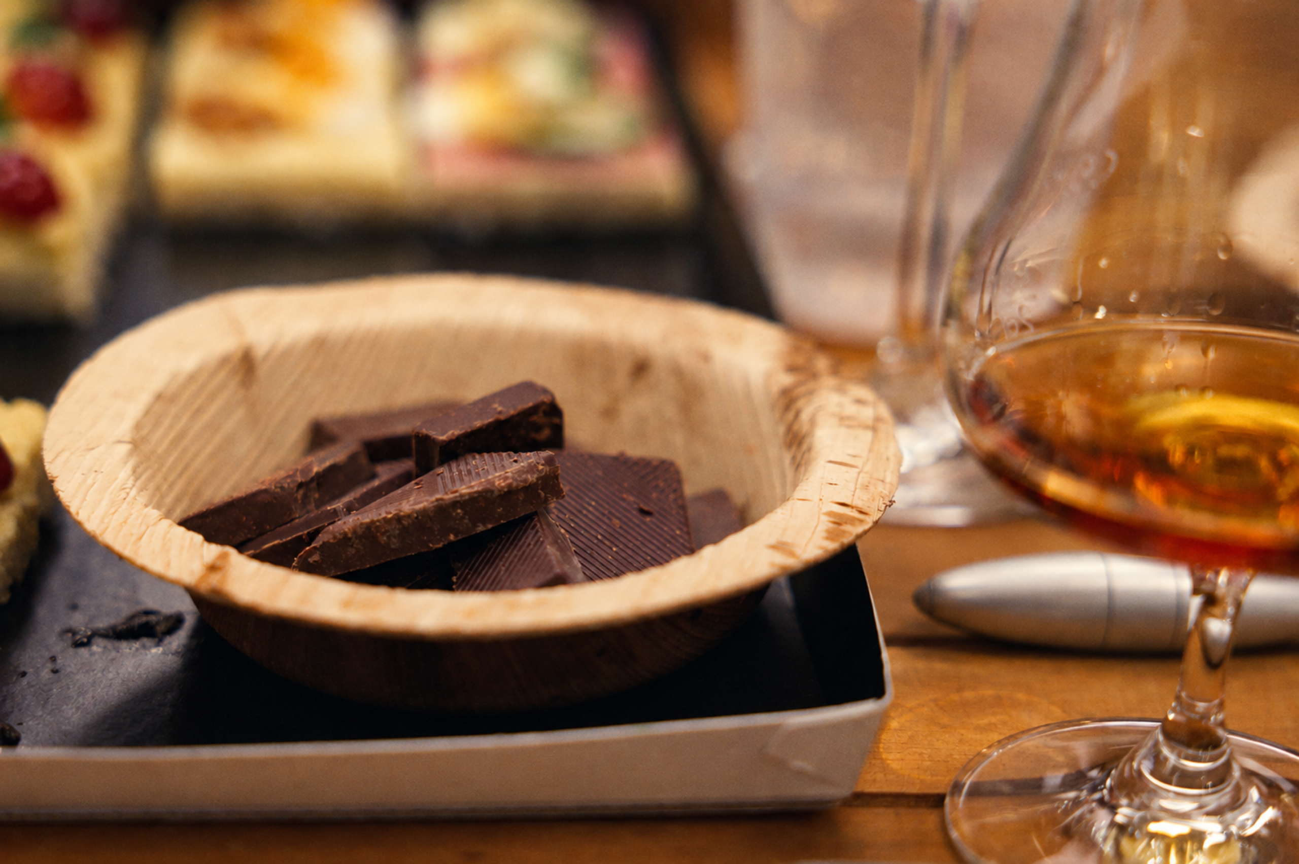 A piece of chocolate, a sip from the glass and a moment to relax: these little treats made the evening complete.